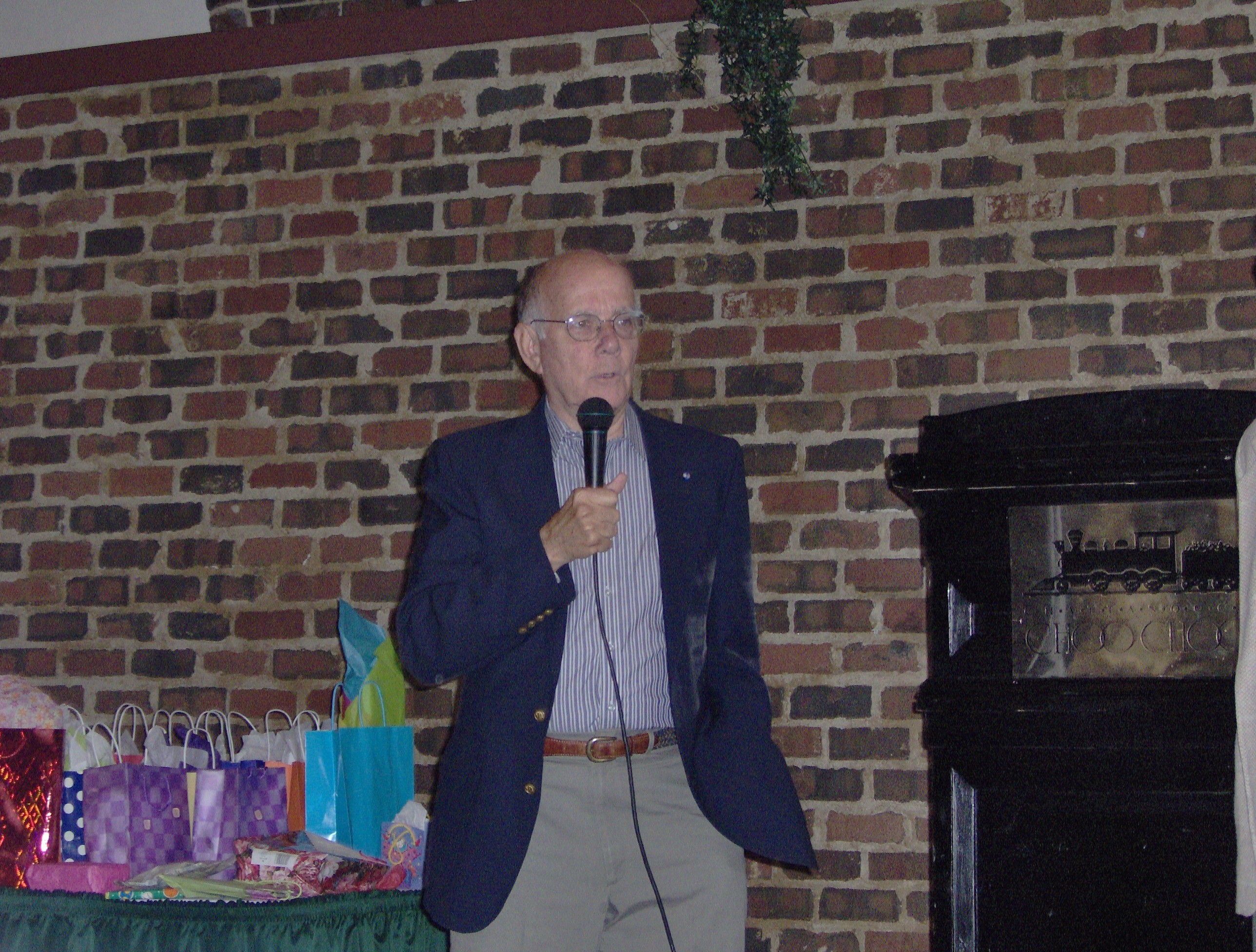 Bill Gann speaking at the 2006 OFHS meeting in Chattanooga, TN